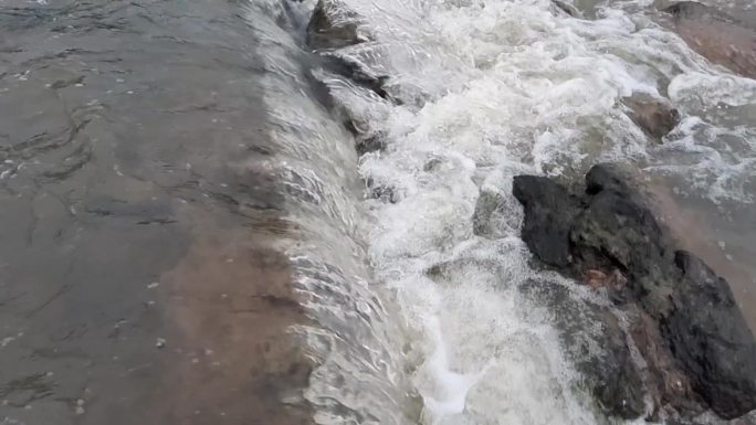 小溪流水水坝水波浪溪水瀑布水浪流淌