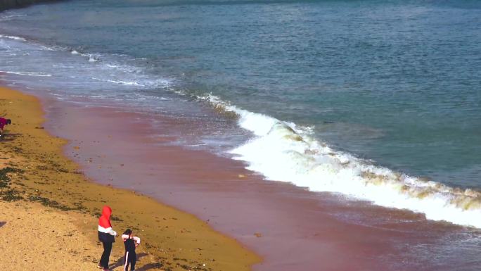 青岛海岸白浪冲沙滩游客看海原声 4K素材