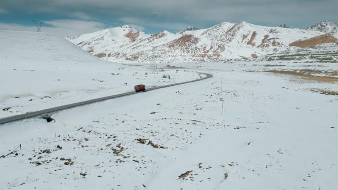 西藏旅游风光318国道雪山风景卡车