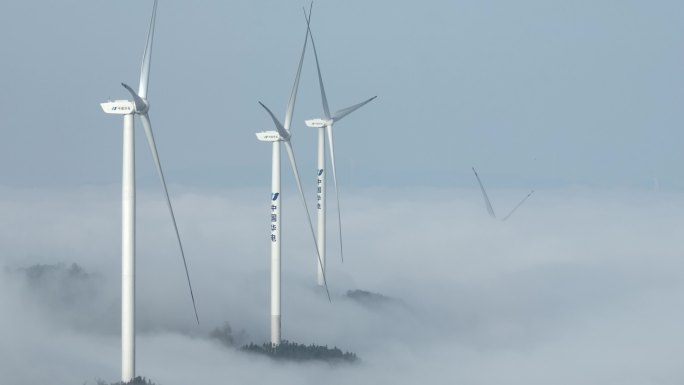 云雾中的风机特写航拍