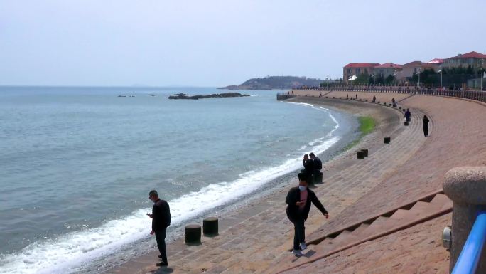 青岛海边白浪翻滚游客休闲原声 4K素材