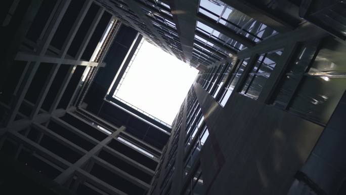 昆山花桥游站未来城大厦中庭天井