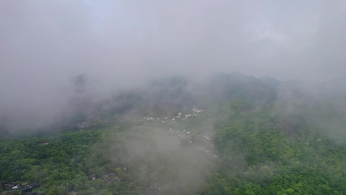 云雾山村 群山环抱 穿云拍摄