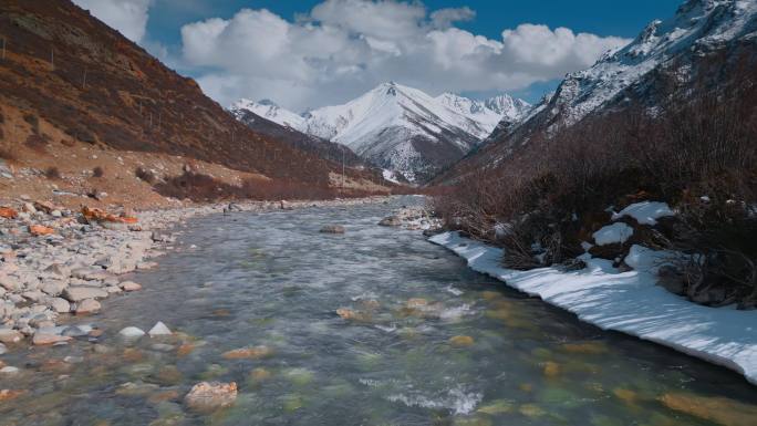 西藏旅游风光318国道雪山小溪冰雪融水