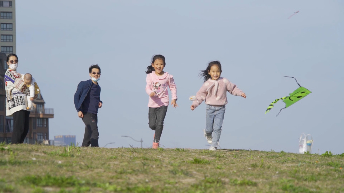 春天里放风筝奔跑的孩子们