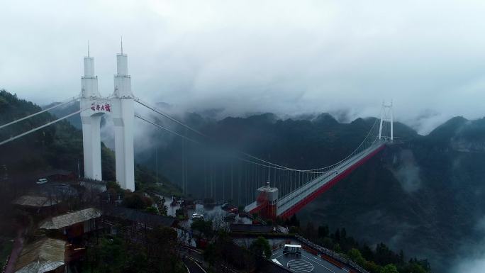 航拍云雾中的湘西大峡谷矮寨大桥