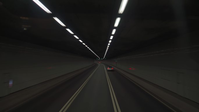 夜晚车辆行驶在香港市区的穿梭隧道