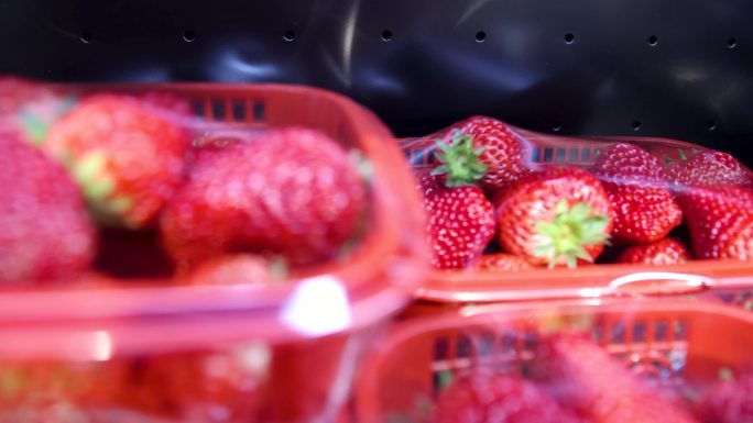 货架上保鲜盒里的草莓水果