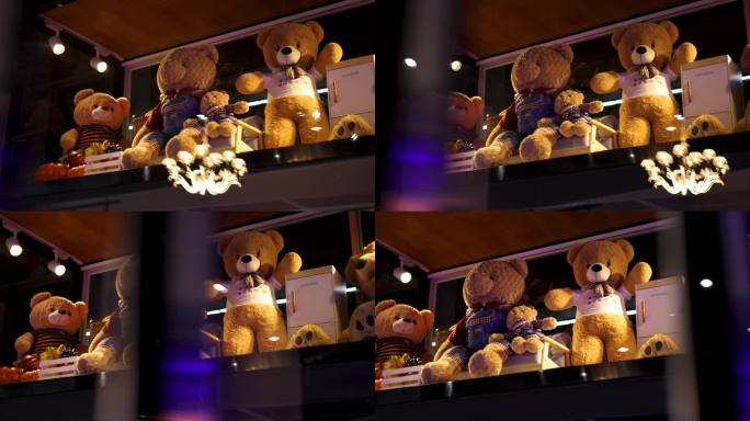 商场橱柜里的维尼熊玩偶素材