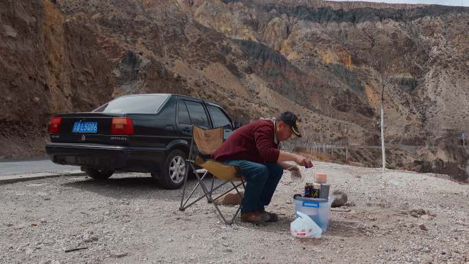 西藏旅游318国道游客休闲休息野炊野餐