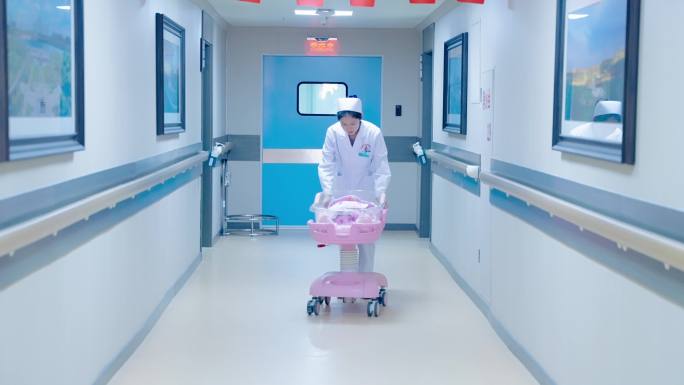 妇产科士护士将新生儿放入婴儿车4k项目