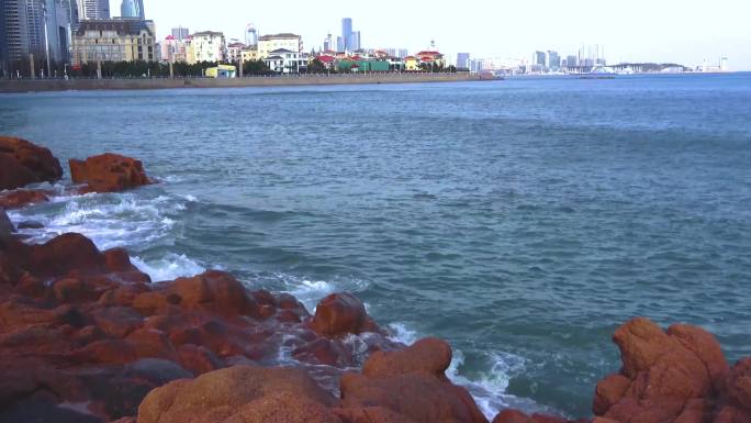 青岛城市海边波涛汹涌海浪飞原声 4K素材