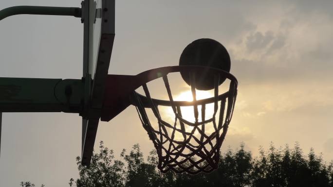 夕阳 篮球进球 篮球绝杀 进篮 体育运动