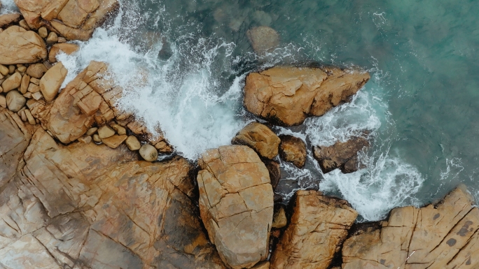 海浪拍打浪花冲刷岸边