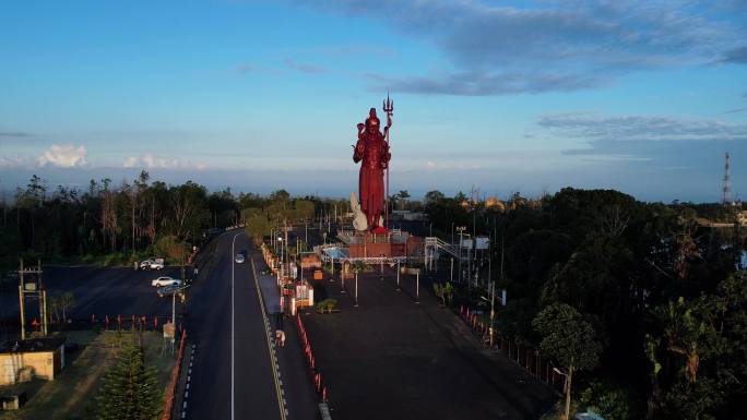 【4K航拍】公路边的神像-宏伟巨型雕像