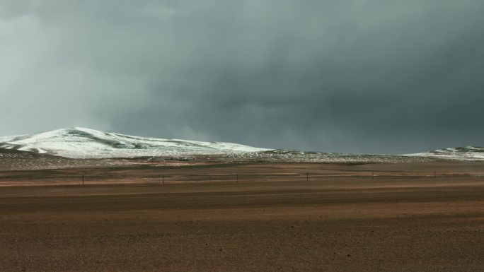 西藏旅游风光冈底斯山高原广阔雪山牧场