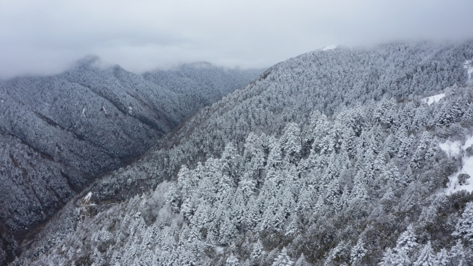 大雪覆盖的崇山峻岭