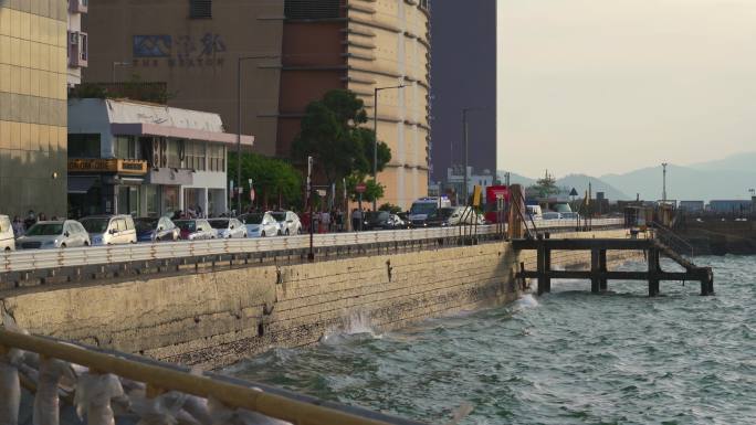 香港坚尼地城的海边，海浪拍打堤坝