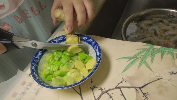 青花瓷碗放葱姜食材调料 (3)