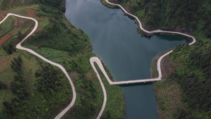 水库与村路