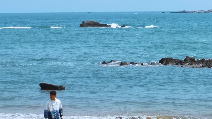 青岛大海碧海蓝天游客观海原声 4K素材