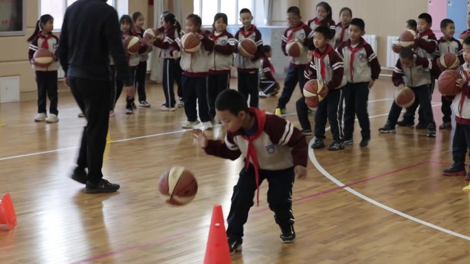 学生篮球课 体育课 小学生 篮球训练