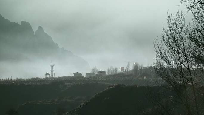 西藏旅游风光晨雾村庄
