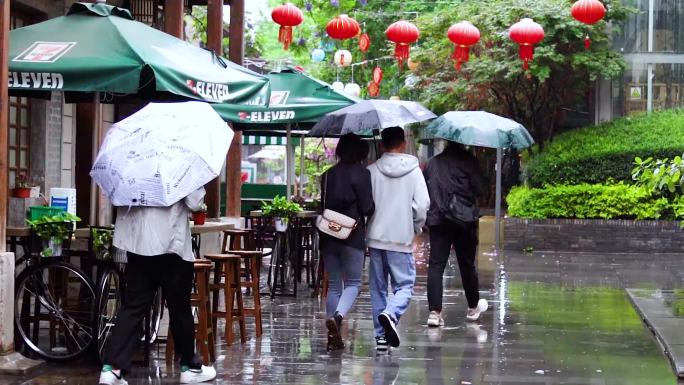 阴雨天昆明老街的街道景色