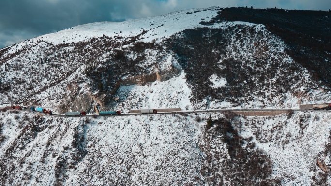 西藏旅游风光318国道雪山拥堵车流