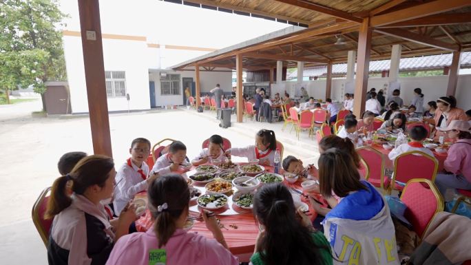 六一儿童节研学孩子们洗菜吃饭的画面