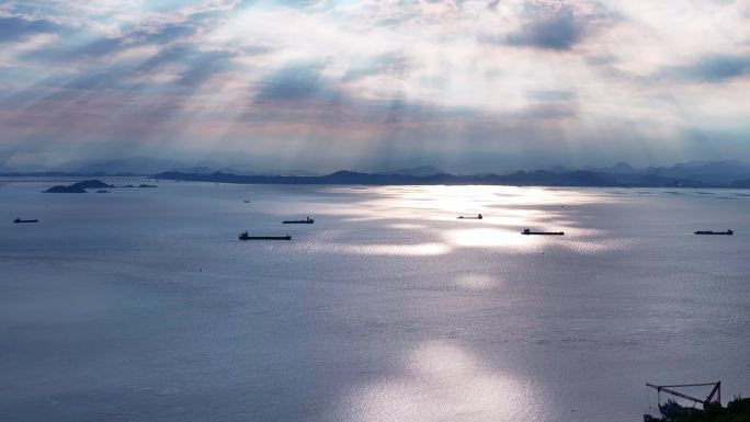 丁达尔光效 夕阳下的海岛 大海