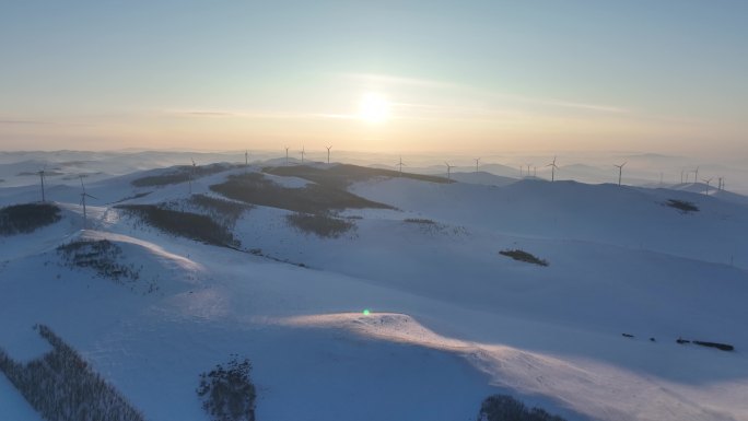 北方苍茫雪原风力发电场暮色