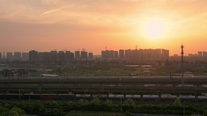 乡村金黄色的日出和铁路上的高铁火车