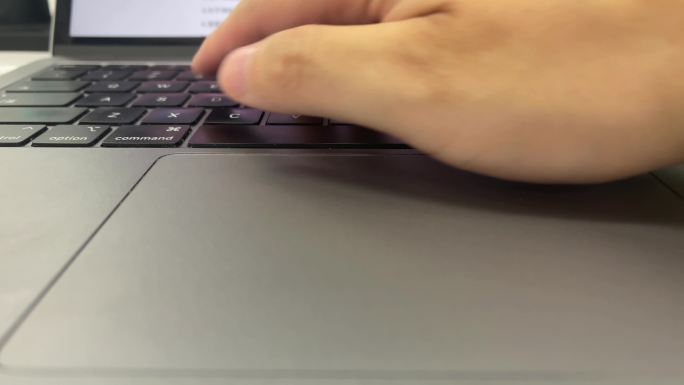 苹果笔记本电脑键盘打字特写