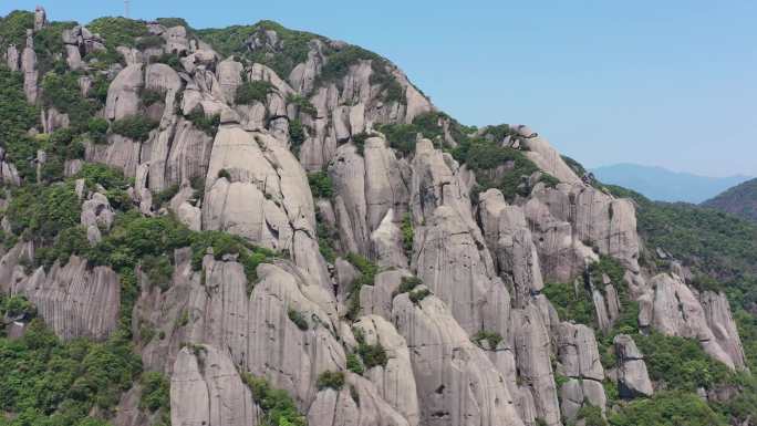 航拍晴朗天空下的5A级福建宁德太姥山景区