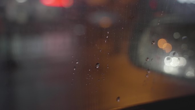 城市街道雨的夜晚车流