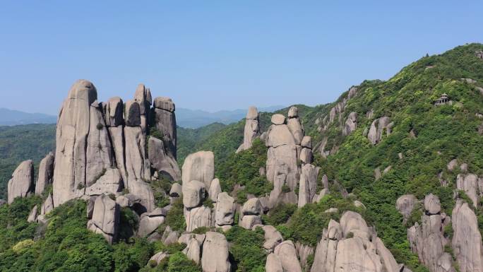 航拍晴朗天空下的5A级福建宁德太姥山景区