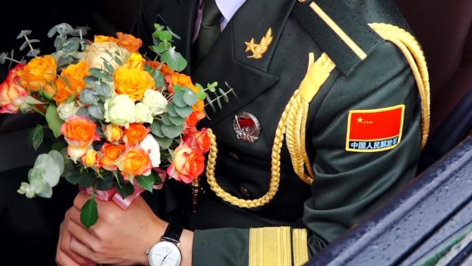 中国人民解放军牌子服装手捧花鲜花