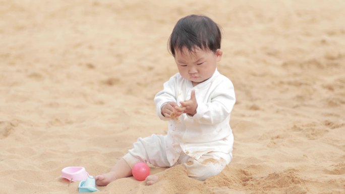 小朋友沙滩玩沙
