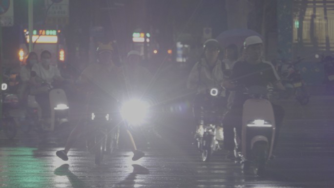 城市下雨雨景探头