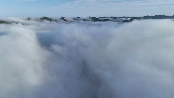 航拍山区穿云破雾4K