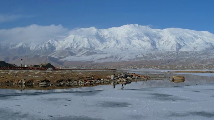 4K航拍新疆喀拉库勒湖慕士塔格峰雪山风光