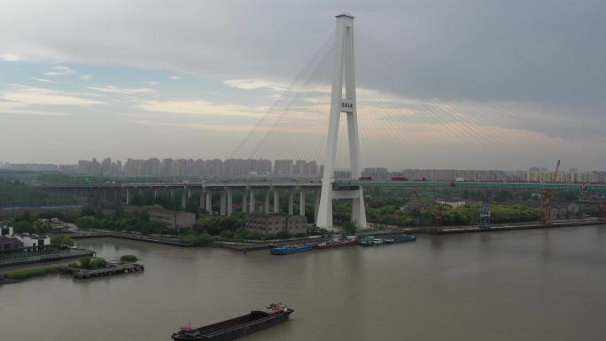 4K原素材-航拍轮船驶过上海徐浦大桥
