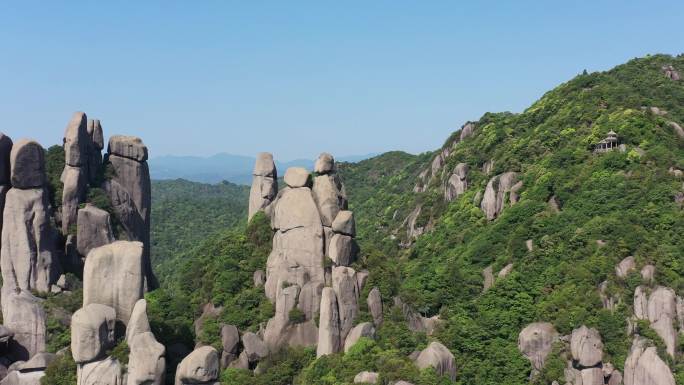 航拍晴朗天空下的5A级福建宁德太姥山景区