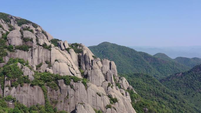 航拍晴朗天空下的5A级福建宁德太姥山景区