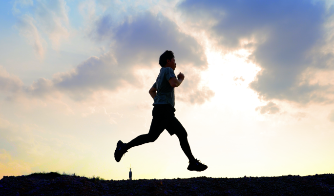 男人跑步日出年轻人奔跑力量运动健康正能量