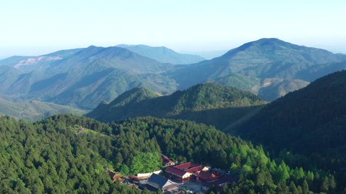 群山环抱的寺庙