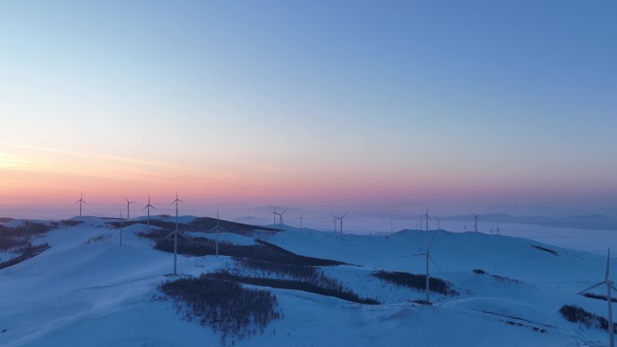 北方苍茫雪原风力发电场暮色