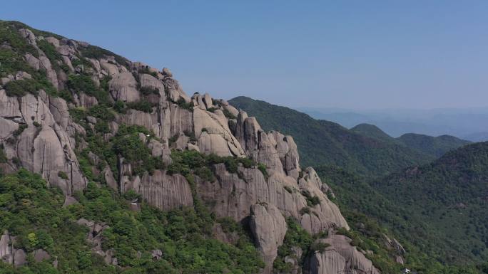 航拍晴朗天空下的5A级福建宁德太姥山景区