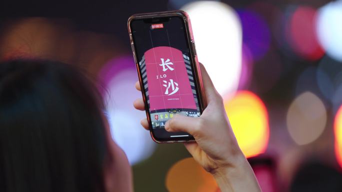 手机拍摄长沙地标的游客人群